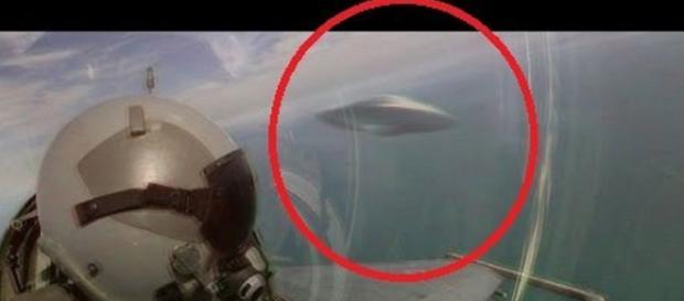 Foto fraudulenta de un OVNI persiguiendo a un caza Foto fraudulenta de un OVNI persiguiendo a un caza