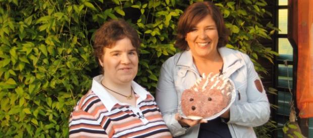 Heuchelei pur: Vera besucht mit Mett Beate Heuchelei pur: Vera besucht mit Mett Beate