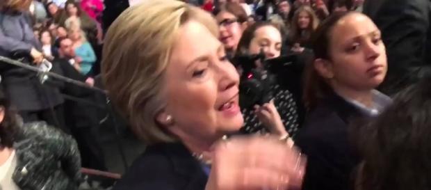 Hillary questionada pela ativista da Greenpeace Hillary questionada pela ativista da Greenpeace