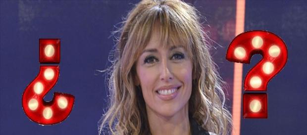 La presentadora en el plató de MYHYV La presentadora en el plató de MYHYV