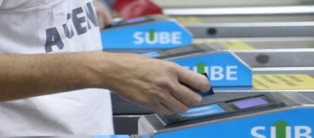 Las alzas a las tarifas entrarán en vigencia el viernes 8 de abril. Las alzas a las tarifas entrarán en vigencia el viernes 8 de abril.