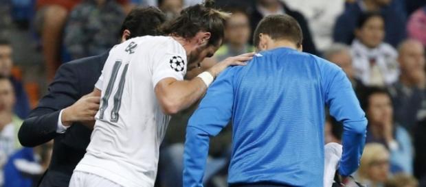 Lesión Gareth Bale atendido en el rpopio campo Lesión Gareth Bale atendido en el rpopio campo
