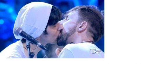 Amici 15: bacio tra Daniele ed Alessandro de La Rua.