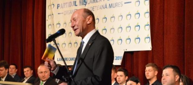 Băsescu și Constituția de la piept Băsescu și Constituția de la piept