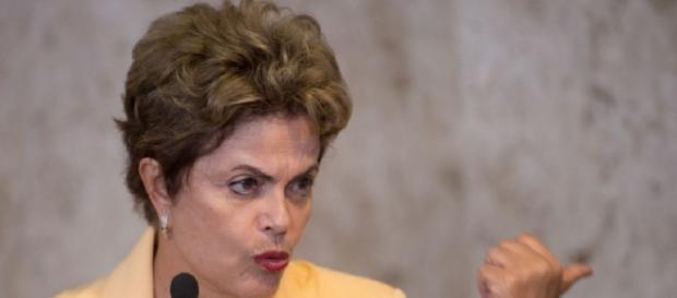 Carta fora do baralho. Quem será o próximo? Carta fora do baralho. Quem será o próximo?