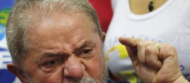 Ex presidente lidera intenções de voto Ex presidente lidera intenções de voto