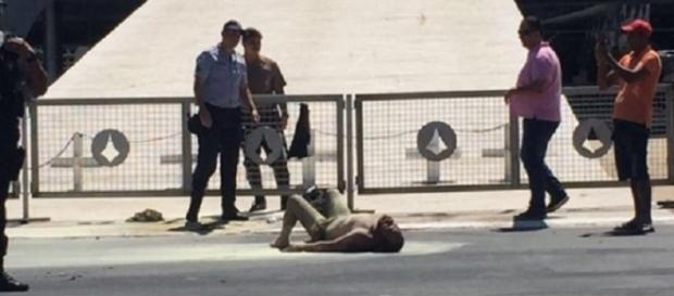 Foto do homem incendiado em frente ao Palácio do Planalto Foto do homem incendiado em frente ao Palácio do Planalto