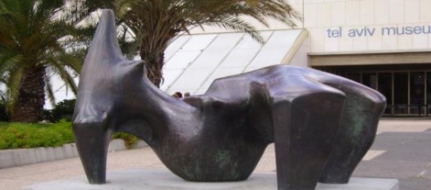 Henry Moore’s “Reclining Figure” Creative Commons Henry Moore’s “Reclining Figure” Creative Commons