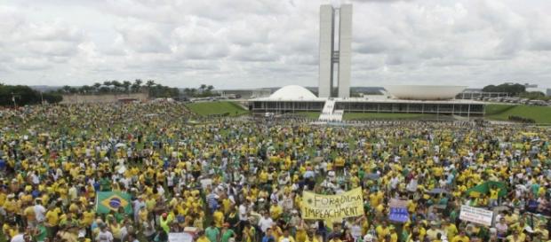 Manifetstantes pro e contra Dilma ficarão separados Manifetstantes pro e contra Dilma ficarão separados