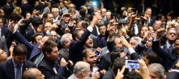 Muvuca na Comissão de Impeachment - eles convulsionam contra Dilma Muvuca na Comissão de Impeachment - eles convulsionam contra Dilma