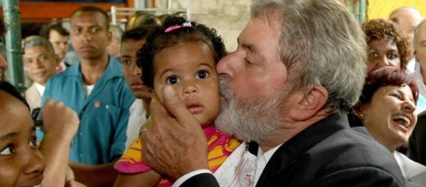 O moda de políticos beijarem bebês começou por volta do ano de 1883. (Foto: O Globo) O moda de políticos beijarem bebês começou por volta do ano de 1883. (Foto: O Globo)