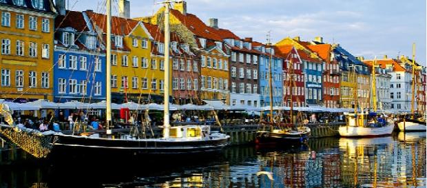 Casas características a lo largo del Nyhavn Casas características a lo largo del Nyhavn