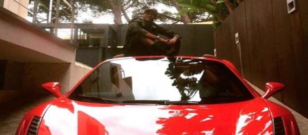 'Neymar em cima da ferrari, o povo em cima das contas para pagar' 'Neymar em cima da ferrari, o povo em cima das contas para pagar'