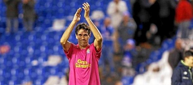 Valerón recibe el homenaje de la grada de Riazor Valerón recibe el homenaje de la grada de Riazor