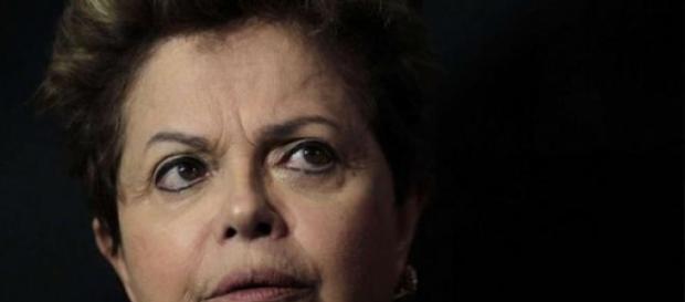Dilma perde mais um ministro em meio à crise Dilma perde mais um ministro em meio à crise