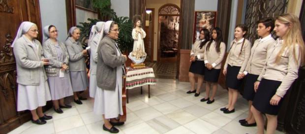 Monjas dan la bienvenida a las aspirantes Monjas dan la bienvenida a las aspirantes