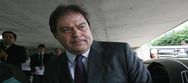 O Senador Gim Argello é acusado de Concussão e Corrupção Ativa pela Polícia Federal O Senador Gim Argello é acusado de Concussão e Corrupção Ativa pela Polícia Federal