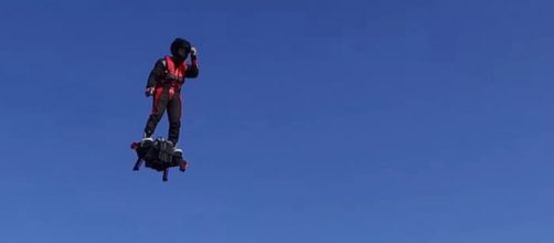 Flyboard Air tavola volante autonoma jet a reazione