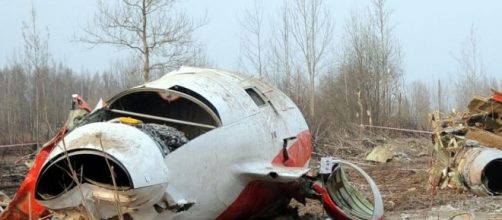 L'aereo del presidente polacco schiantato al suolo.