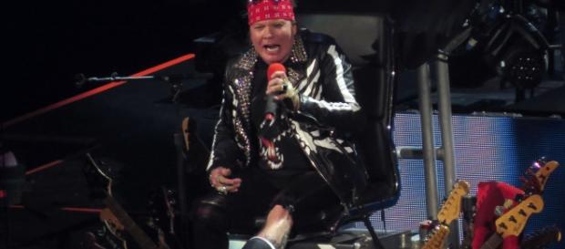 Axl Rose: pé fraturado não impediu início da turnê Axl Rose: pé fraturado não impediu início da turnê