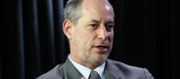 Ciro Gomes concedendo entrevista Ciro Gomes concedendo entrevista