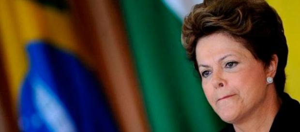 Dilma Rousseff convive com a sombra do impeachment Dilma Rousseff convive com a sombra do impeachment