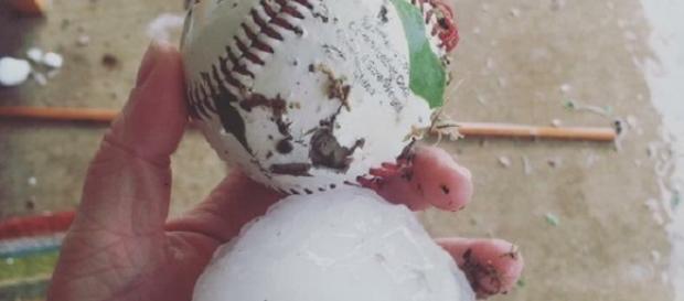 Granizo comparado con una pelota de béisbol caído en Texas. Granizo comparado con una pelota de béisbol caído en Texas.