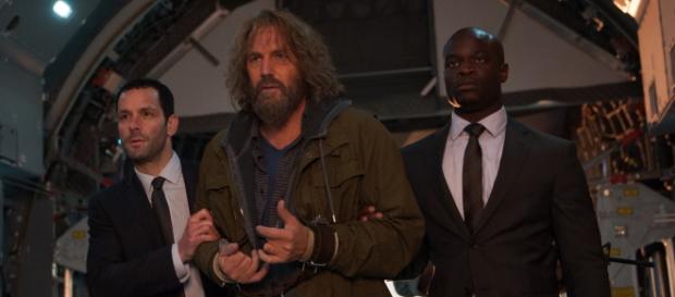 Jerico (Kevin Costner) é escoltado pela CIA / Jack English Jerico (Kevin Costner) é escoltado pela CIA / Jack English