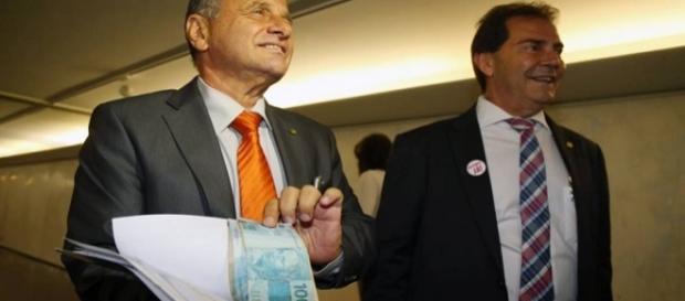 O bolão vale cem reais cada aposta O bolão vale cem reais cada aposta