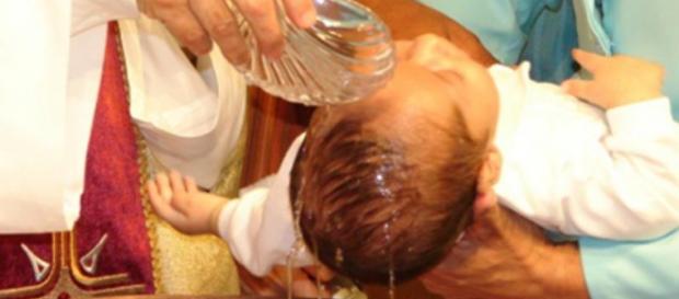 Padre recusa-se a baptizar bebé porque padrinhos não são casados. Padre recusa-se a baptizar bebé porque padrinhos não são casados.