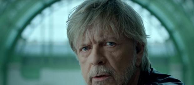 Renaud dans son clip "Toujours debout" sorti le 26 février. Renaud dans son clip "Toujours debout" sorti le 26 février.