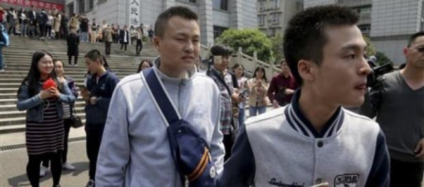 Su Welin e Hu Mingliang após o julgamento. Su Welin e Hu Mingliang após o julgamento.