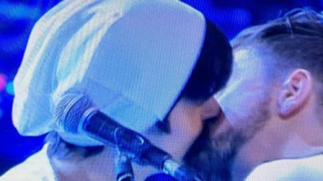 bacio gay La Rua durante il serale di amici 2016