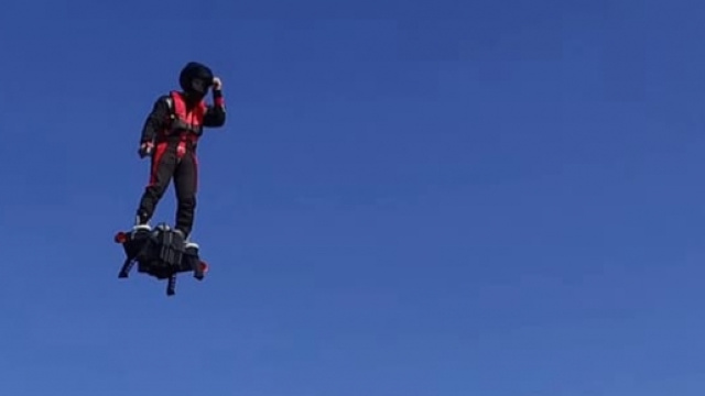 Flyboard Air tavola volante autonoma jet a reazione