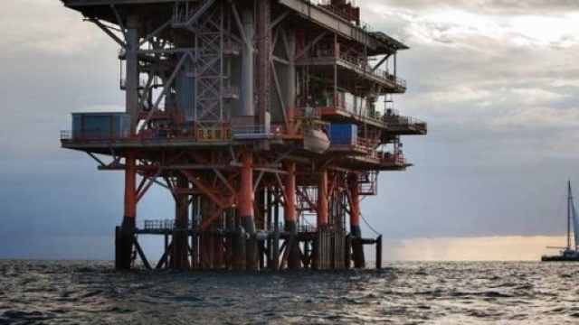 Foto di una trivella vicino la costa