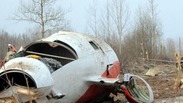L'aereo del presidente polacco schiantato al suolo.