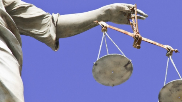 Un particolare della bilancia della giustizia