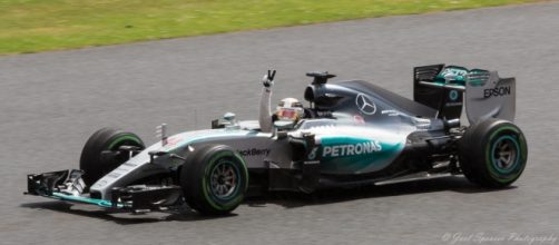 Lewis Hamilton penalizzato al Gp di Cina 2016.