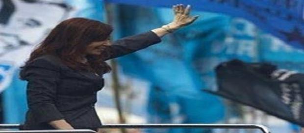 CFK saludando a su militancia. CFK saludando a su militancia.