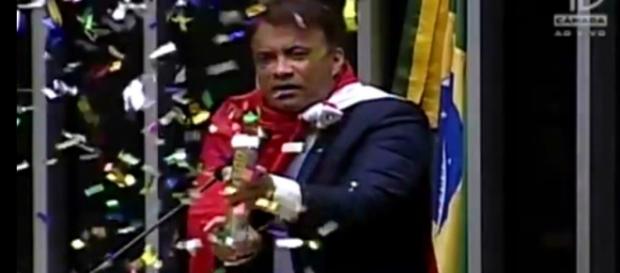 Deputado dos confetes foi o que mais faltou sessões em 2015 Deputado dos confetes foi o que mais faltou sessões em 2015