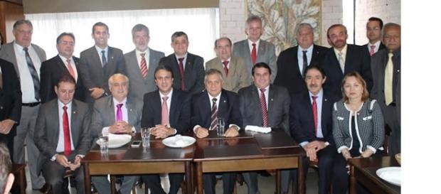 Deputados contrariam Cid Gomes e fecham maioria contra Dilma Deputados contrariam Cid Gomes e fecham maioria contra Dilma