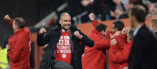 Guardiola celebra a vitória do Bayern de Munique. Guardiola celebra a vitória do Bayern de Munique.