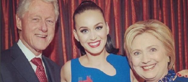 Katy Perry junto a Hillary y Bill Clinton Katy Perry junto a Hillary y Bill Clinton