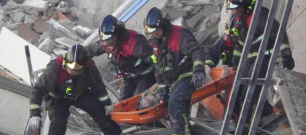 Le unità di soccorso cercano superstiti sotto alle macerie. Le unità di soccorso cercano superstiti sotto alle macerie.
