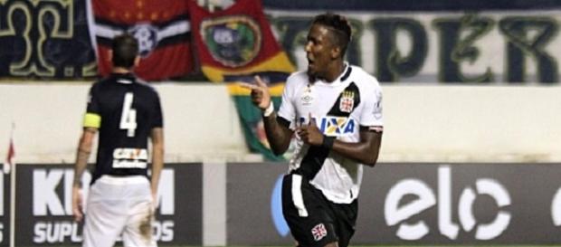 Thalles, autor do gol da vitória do Vasco sobe o Remo Thalles, autor do gol da vitória do Vasco sobe o Remo