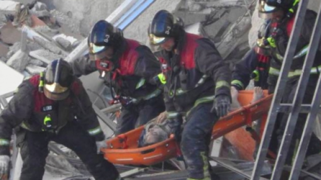 Le unit&agrave; di soccorso cercano superstiti sotto alle macerie.