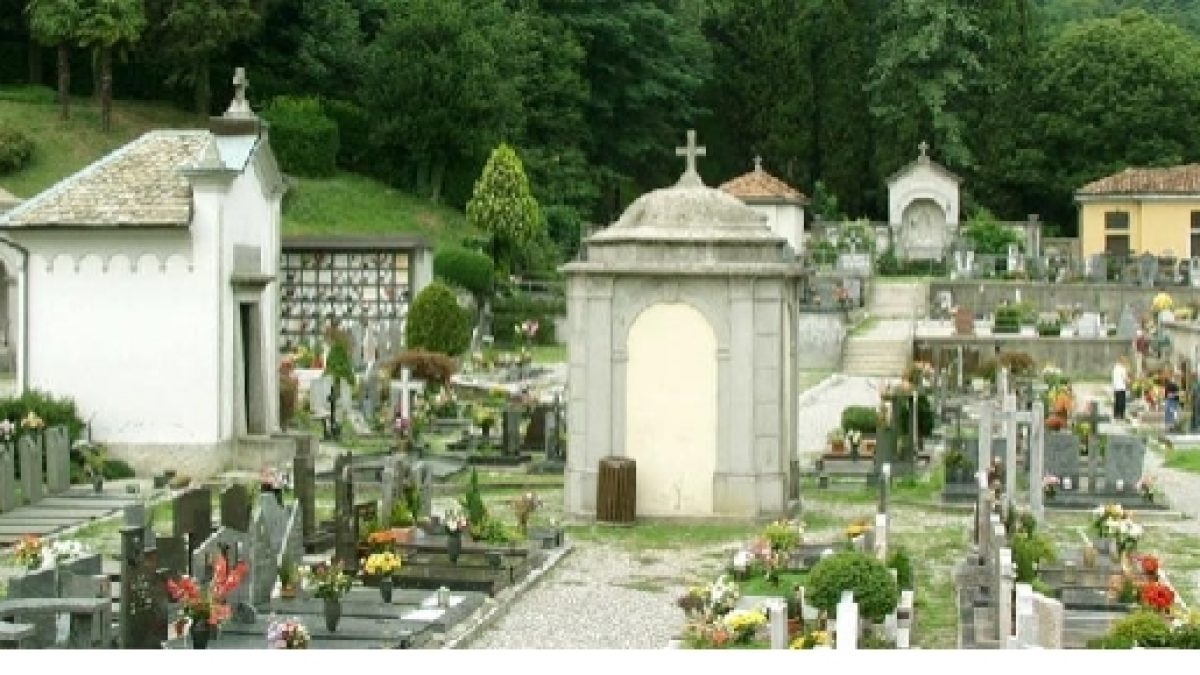 Incontri intimi al cimitero in pieno giorno