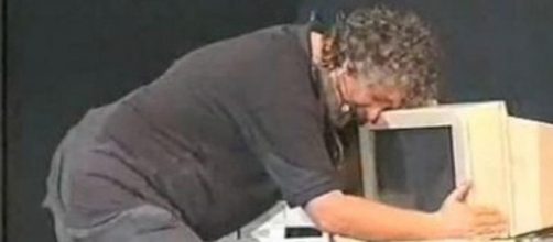 Beppe Grillo in uno spettacolo a teatro