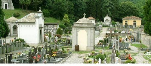 Cimitero con tombe e suppellettili