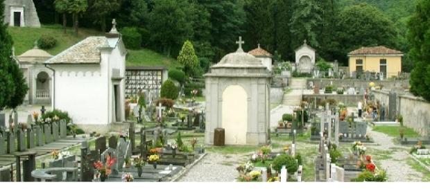 Cimitero con tombe e suppellettili Cimitero con tombe e suppellettili